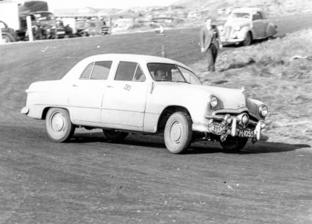 K.S.Barendregt i J.A.van Slunter – Ford Custom sedan.
